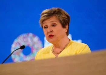 Georgieva advirtió que el cierre del estrecho de Ormuz mantiene vigente el shock energético.